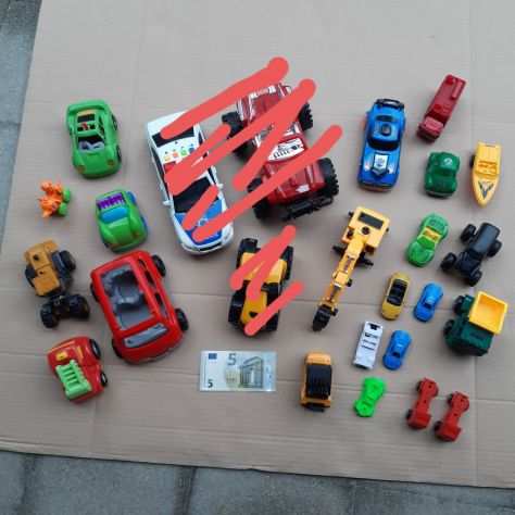 Vari giocattoli tra cui 24 automezzi