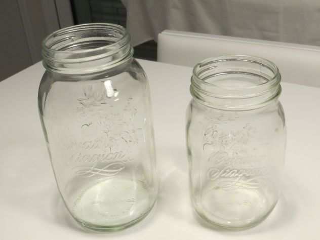 vasetti in vetro per conservare alimenti in cucina