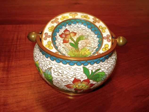 Vasetto antico in ottone e smalti cloisonneacutee con coperchio basculante