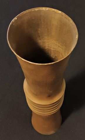 VASO IN OTTONE BATTUTO A MANO ANNO 1966.