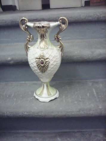 Vaso tipo anfora di colore bianco e dorata