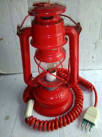 vecchia lanterna elettrificata rossa vintage