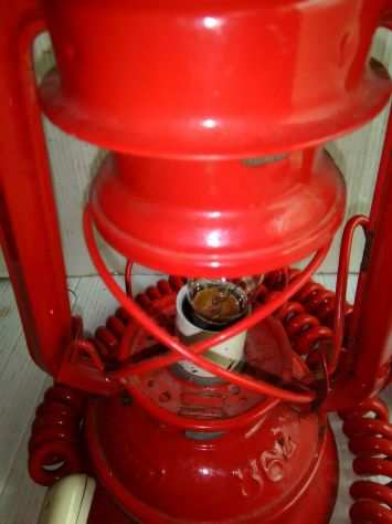 vecchia lanterna elettrificata rossa vintage