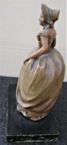 Vecchia scultura damina in porcellana firmata.