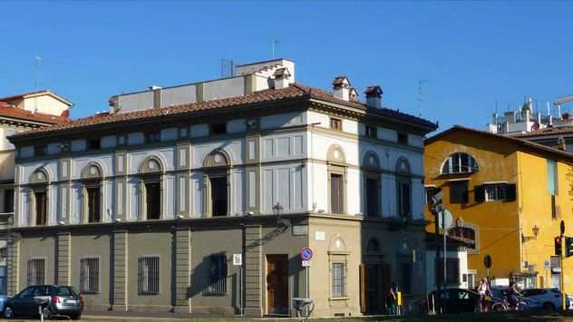 Vendesi prestigioso Palazzo sui Lungarni
