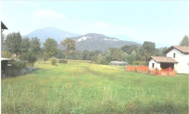 Vendesi terreno edificabile di 1150 mq a Leggiuno (Varese)