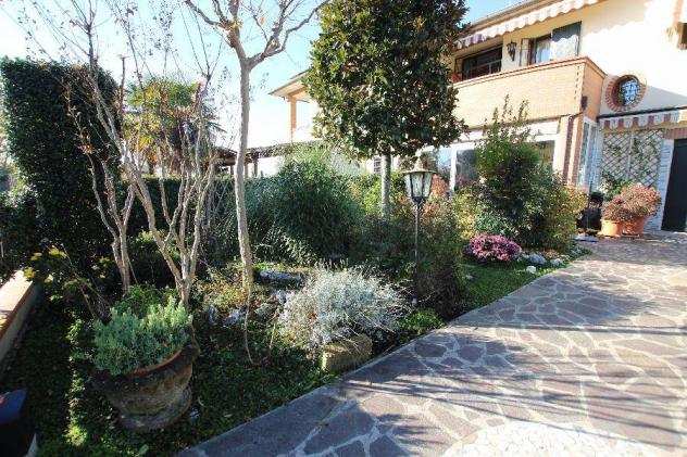 Vendita Villa a schiera da 130 mq in VIA RIZZOLA LEVANTE con giardino