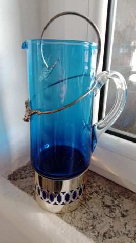 Vendo Caraffa in vetro soffiato blu con sostegno in ottone