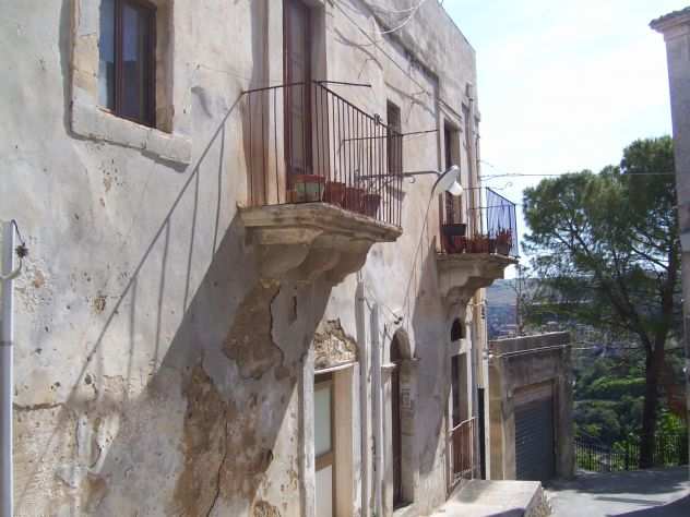 VENDO CASA SINGOLA A RAGUSA DI MQ 250, TERRAZZO IN PIAZZA CARMINE