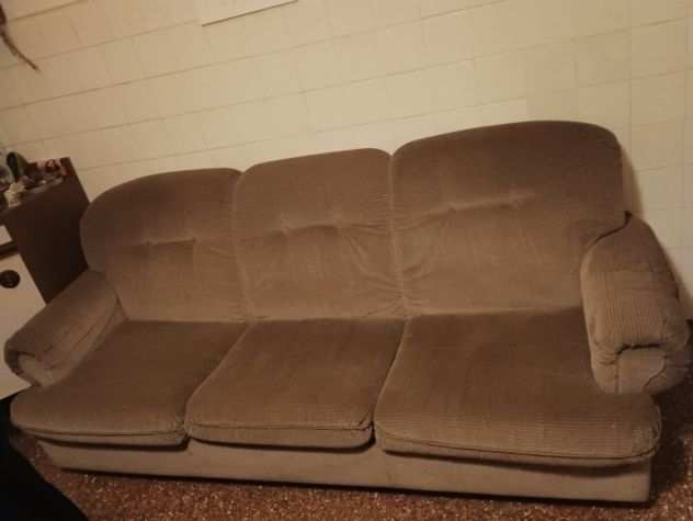 Vendo divano con 2 poltrone usate,buono stato 100 euro
