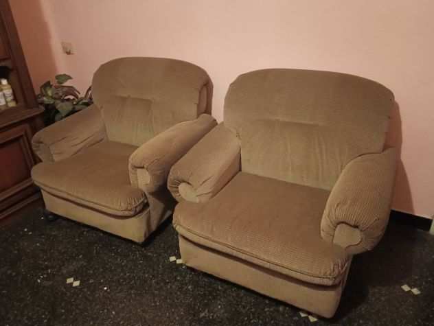 Vendo divano con 2 poltrone usate,buono stato 100 euro