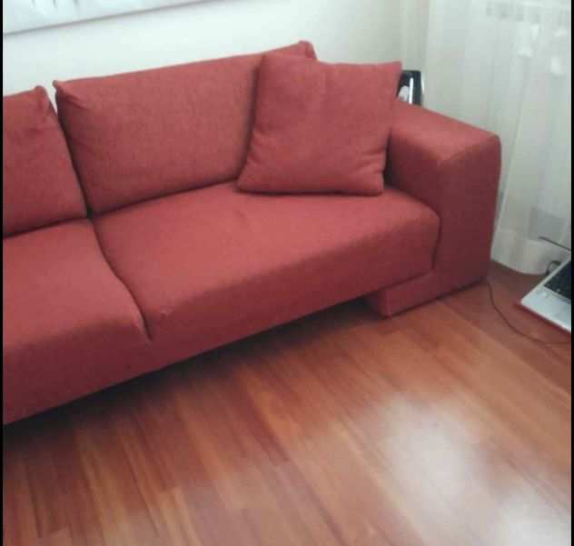 Vendo divano lineare come nuovo rosso