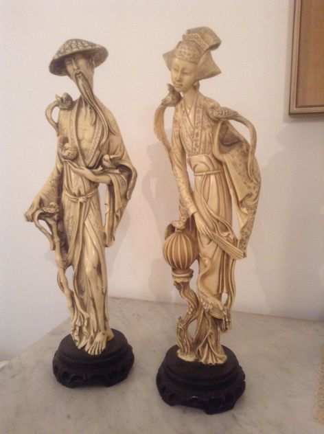 Vendo due statue in resina simil avorio
