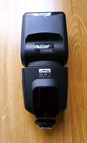 Vendo fotocamera completa NIKON D7000 con flash, obiettivo ecc.