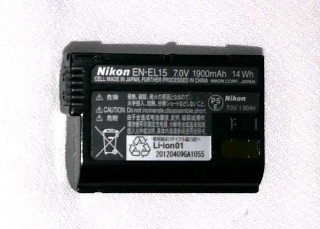 Vendo fotocamera completa NIKON D7000 con flash, obiettivo ecc.