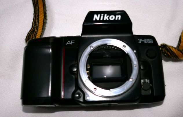 Vendo fotocamera Nikon AF F-801 semi automatica completa di obiettivo
