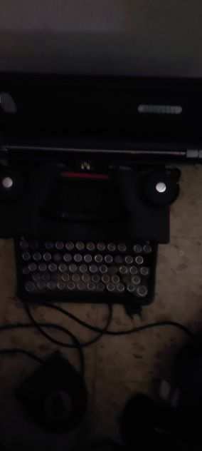Vendo macchina da scrivere antica anni cinquanta in perfette condizioni pres