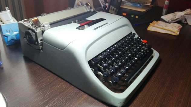 VENDO macchina da scrivere Olivetti Studio 44
