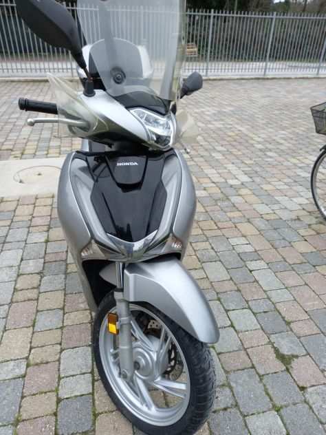 Vendo scoter honda150 grigio metallizzato, cambio gomme e cinghia effettuate va