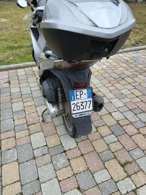 Vendo scoter honda150 grigio metallizzato, cambio gomme e cinghia effettuate va