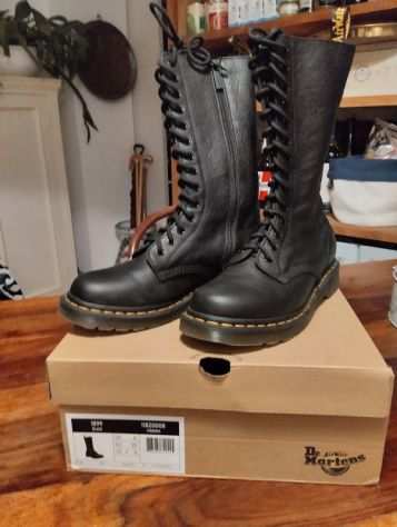 Vendo stivali donna Dr. Martens Virginia (14 occhielli) mod 11820008 numero 39