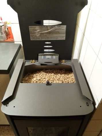 Vendo stufa a Pellet marca Termorossi modello 1000 Easy in buono stato a 600 eur