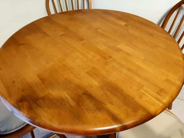 Vendo tavolo rotondo in legno massiccio con 4 sedie