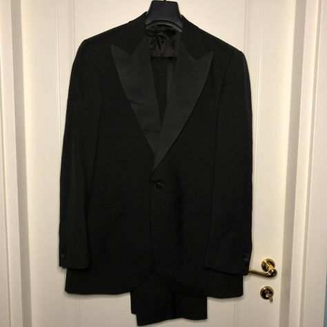 Vestito completo nero elegante da uomo in ottime condizioni