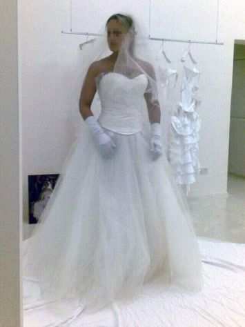Vestito da sposa con velo nuziale