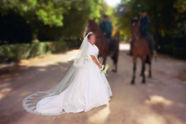 Vestito di sposa con pietre di cristallo Swarovski