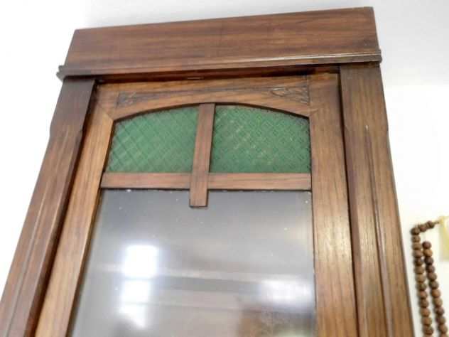 Vetrina antica in legno massello scolpito a mano con vetri lavorati losanghe