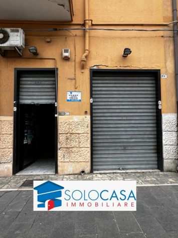 via Matteotti locale commerciale 100 mq 4 ingressi a E 90.000