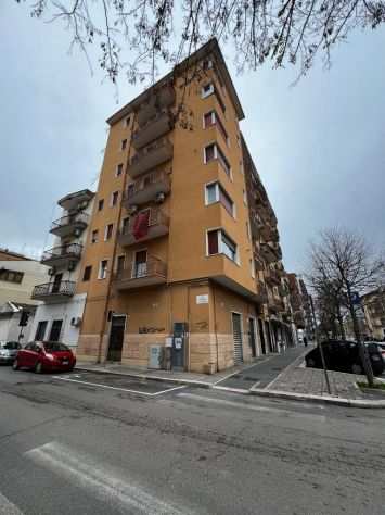 via Matteotti locale commerciale 100 mq 4 ingressi a E 90.000