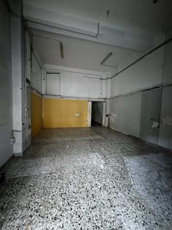 via Matteotti locale commerciale 100 mq 4 ingressi a E 90.000