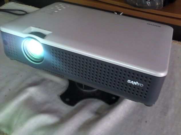 Videoproiettore Sanyo-plc-xu75 2500 lumens