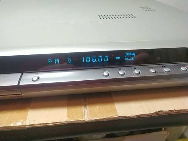Videoregistratore VHS Funai e sintoamplificatore DVD Sony