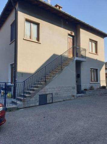 Villa di 100 msup2 con 3 locali e box auto in vendita a Gazzada Schianno