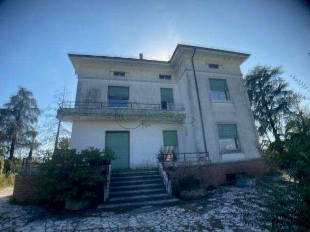 Villa di 1545 msup2 con piugrave di 5 locali e box auto doppio in vendita a Lonato del Garda