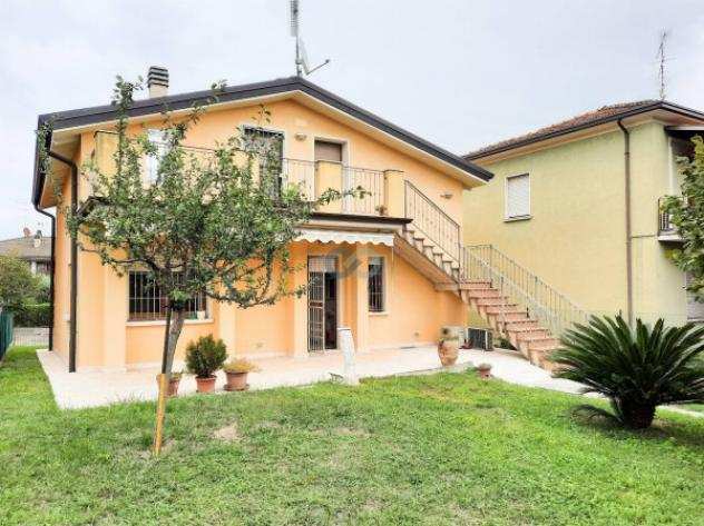 Villa di 171 msup2 con piugrave di 5 locali e box auto in vendita a Desenzano del Garda