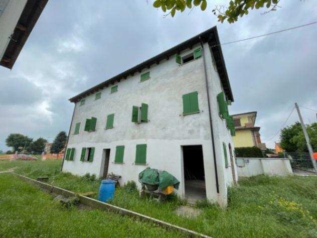 Villa di 198 msup2 con piugrave di 5 locali e box auto in vendita a Modena