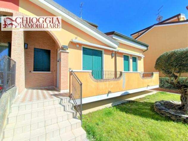 Villa di 215 msup2 con 4 locali e box auto doppio in vendita a Chioggia
