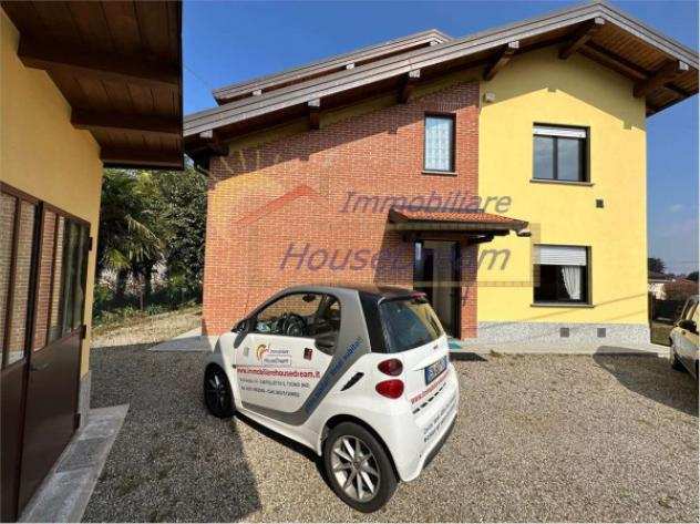 Villa di 220 msup2 con piugrave di 5 locali e posto auto in vendita a Castelletto Sopra Ticino