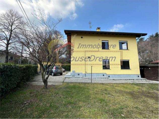 Villa di 220 msup2 con piugrave di 5 locali e posto auto in vendita a Castelletto Sopra Ticino