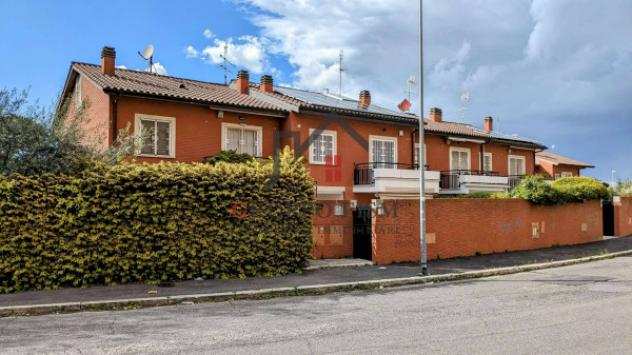 Villa di 232 msup2 con piugrave di 5 locali e box auto in vendita a Roma