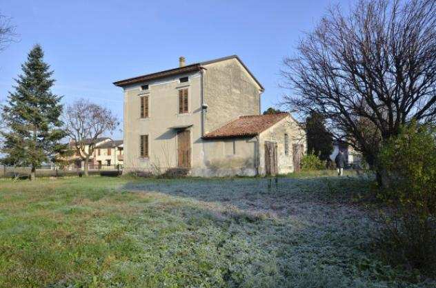 Villa di 233 msup2 con piugrave di 5 locali e box auto doppio in vendita a Castelvetro Piacentino