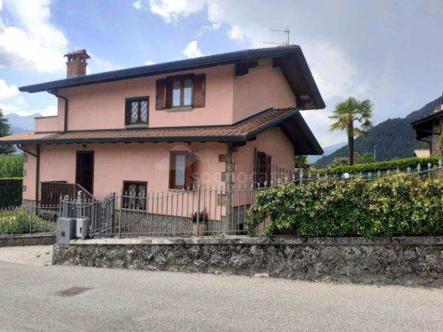 Villa di 240 msup2 con piugrave di 5 locali e box auto doppio in vendita a Rovetta