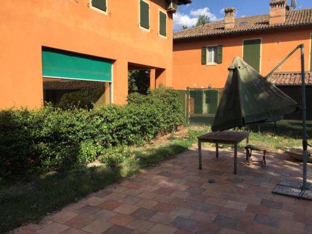 Villa di 241 msup2 con piugrave di 5 locali e box auto in affitto a Modena