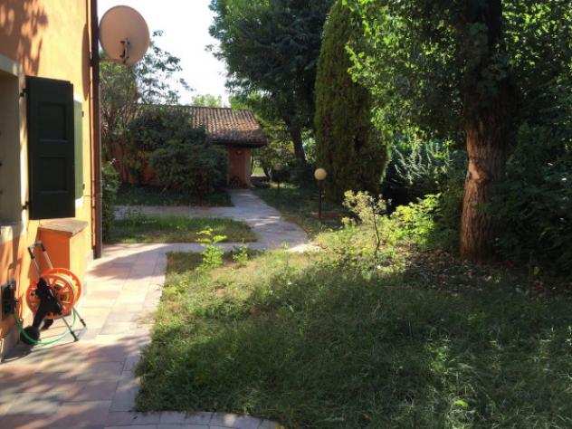 Villa di 241 msup2 con piugrave di 5 locali e box auto in affitto a Modena