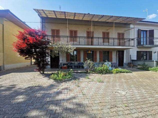 Villa di 250 msup2 con piugrave di 5 locali e box auto doppio in vendita a Asti