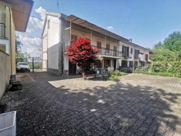 Villa di 250 msup2 con piugrave di 5 locali e box auto doppio in vendita a Asti